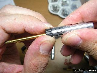 Axial(アキシャル)・SCX10・ジープ ラングラー G6 製作記 ～ オイルダンパーの組み立て ～ シリンダーの下側のキャップをきつく閉める